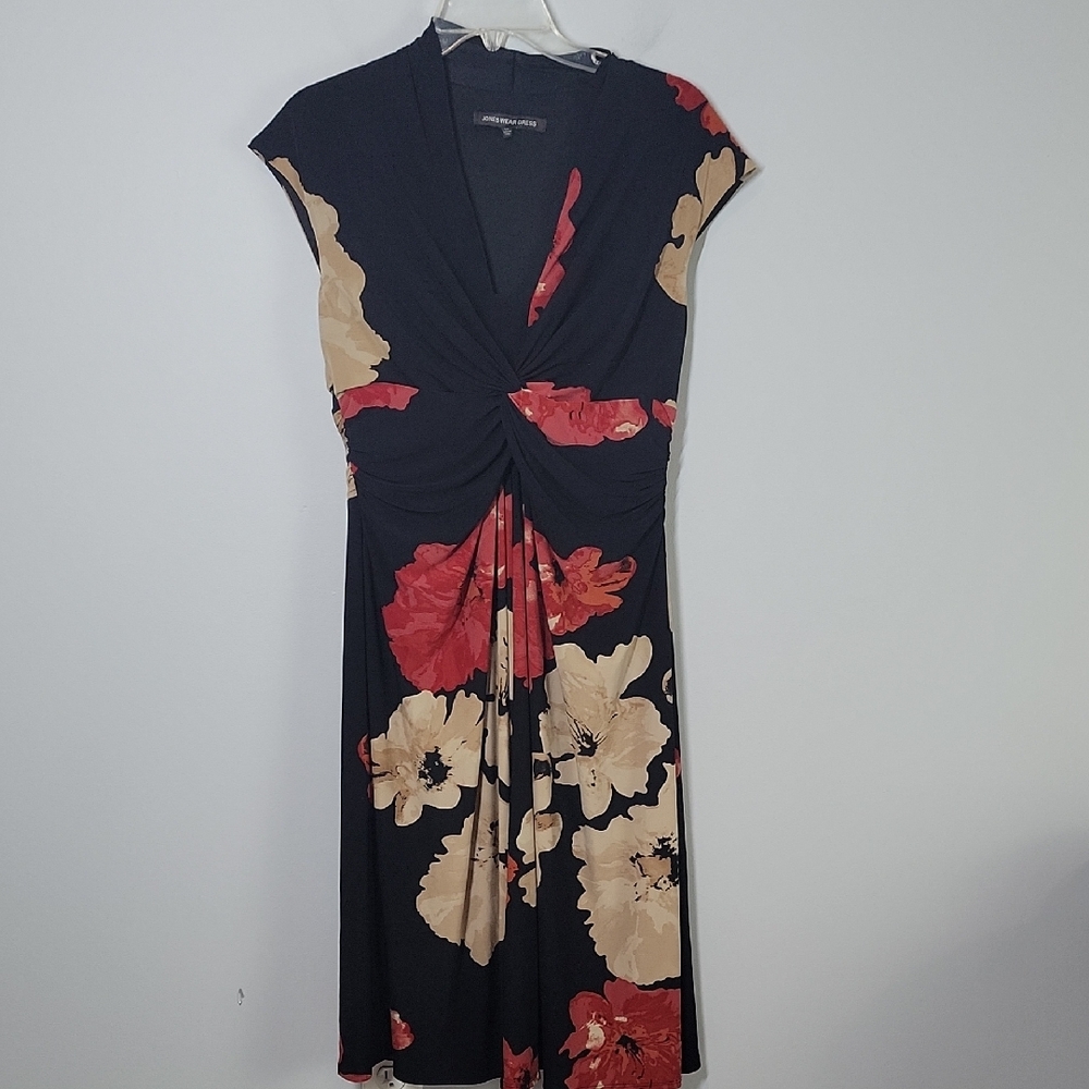 Jones Wear Floral Black and Red Dress Twist knot front cap sleeves fit & flare